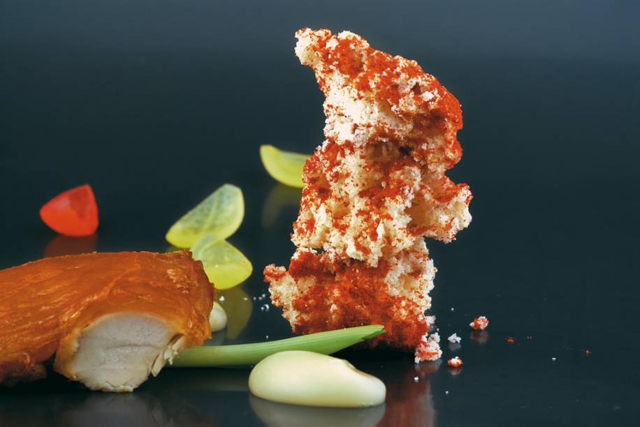 Leitão com tomate e jamón (presunto), servido no restaurante Akelarre, emSan Sebastián Leitão com tomate e jamón (presunto), servido no restaurante Akelarre, emSan Sebastián