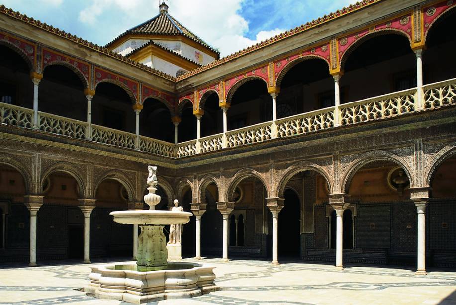 Construída no século 15 para abrigar a aristocracia espanhola, a Casa de Pilatos passou por sucessivas ampliações que lhe adicionaram jardins, pátios e salões