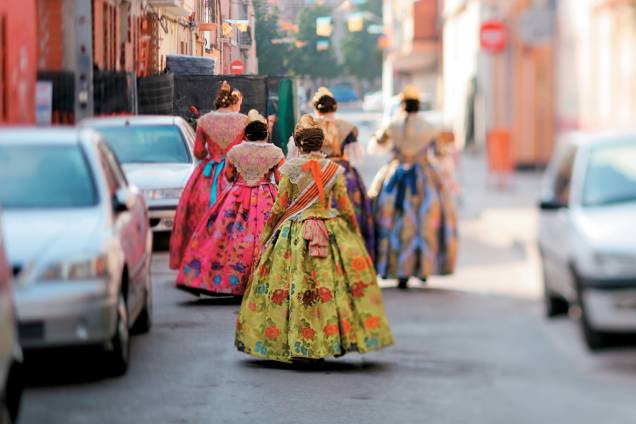 As falleras, rainhas da Festa Las Fallas, circulam por Valência em seus trajes típicos. O evento comemora o Dia de São José, padroeiro da cidade