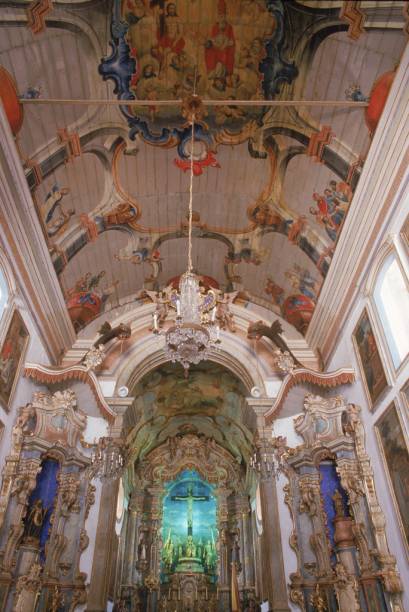 O interior da Basílica do Senhor Bom Jesus de Matosinhos abriga relicários talhados por Aleijadinho, rica decoração rococó e pintura do teto assinada por mestre Ataíde