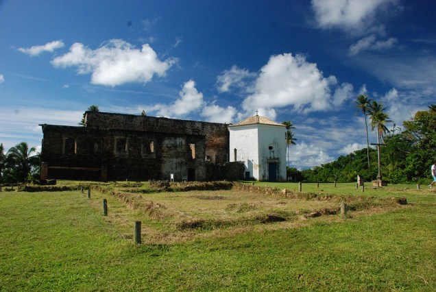 Uma das primeiras fortificações brasileiras, o Castelo Garcia DÁvila tem características medievais e foi erguido com grandes blocos de pedra