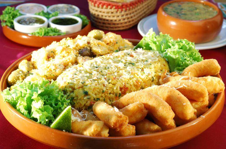 Arroz servido com banana frita e farofa no Bar da Praia Arroz servido com banana frita e farofa no Bar da Praia