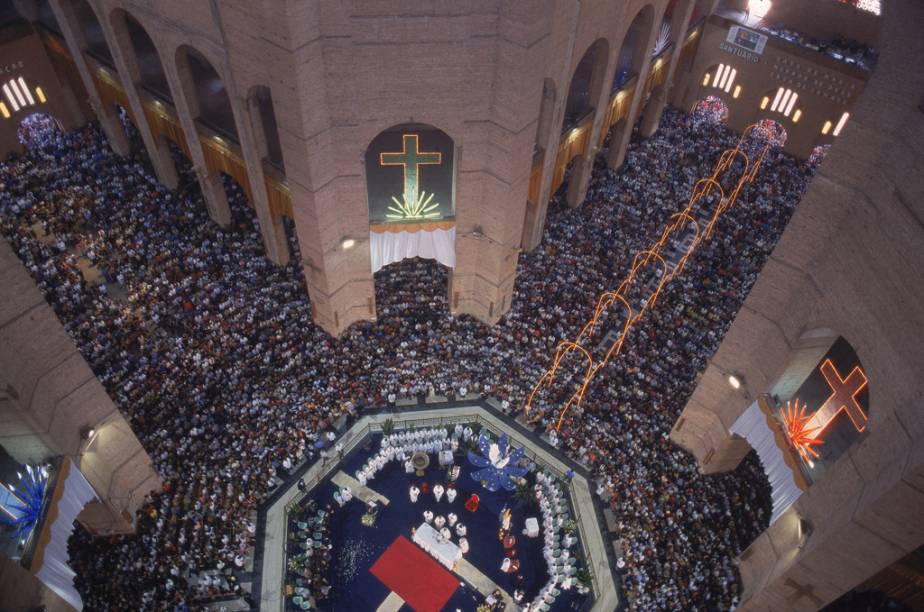 Cerimônia religiosa no Santuário de Nossa Senhora Aparecida, no dia da Santa Padroeira do Brasil