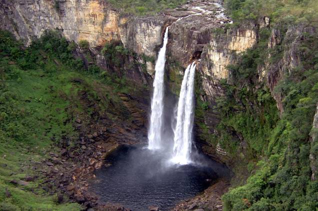 Para conhecer o <a href="http://viagemeturismo.abril.com.br/atracao/salto-do-rio-preto-e-cachoeira-do-garimpao-2/" target="_blank"><strong>Salto do Rio Preto</strong></a> (120 metros), uma das atrações do <strong>Parque Nacional da Chapada dos Veadeiros</strong>, em <a href="http://viagemeturismo.abril.com.br/estados/goias/" target="_blank"><strong>Goiás</strong></a>, é preciso caminhar. São 5 quilômetros de trilha até chegar à cachoeira. Aproveite para conhecer a Cachoeira do Garimpão (80m) que fica no mesmo caminho e tem poços para banho