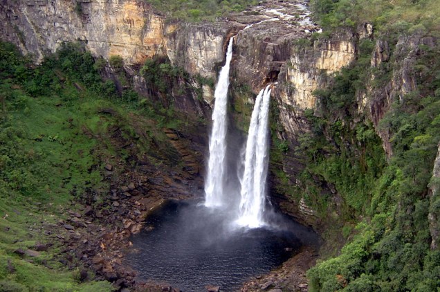 Para conhecer o <a href="https://viagemeturismo.abril.com.br/atracao/salto-do-rio-preto-e-cachoeira-do-garimpao-2/" target="_blank"><strong>Salto do Rio Preto</strong></a> (120 metros), uma das atrações do <strong>Parque Nacional da Chapada dos Veadeiros</strong>, em <a href="https://viagemeturismo.abril.com.br/estados/goias/" target="_blank"><strong>Goiás</strong></a>, é preciso caminhar. São 5 quilômetros de trilha até chegar à cachoeira. Aproveite para conhecer a Cachoeira do Garimpão (80m) que fica no mesmo caminho e tem poços para banho