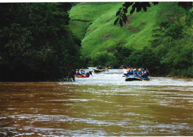 É possível fazer rafting no Rio Jucu, são 2h de corredeiras que variam do nível I ao IV, dependendo do volume das chuvas