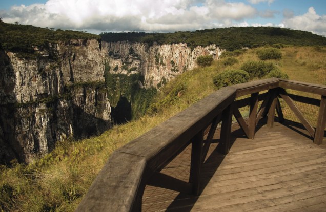 Com 5,8 km de extensão e 720 m de profundidade o Cânion do Itaimbezinhoo é a principal atração do Parque Nacional de Aparados da Serra (RS/SC)