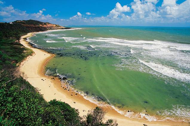 A Praia do Amor, que recebeu esse nome pelo formato de coração, tem estrutura de barracas e mar com ondas boas para o surfe