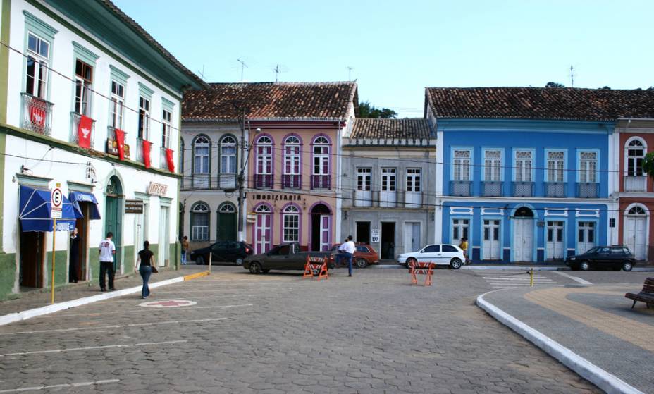 <strong><a href="https://viajeaqui.abril.com.br/cidades/br-sp-sao-luiz-do-paraitinga" target="_self">São Luiz do Paraitinga</a>, <a href="https://viajeaqui.abril.com.br/estados/br-sao-paulo" target="_self">São Paulo</a></strong> Com um patrimônio arquitetônico formado por casas dos séculos XVIII e XIX, essa pequena cidade soube dar a volta por cima depois das enchentes que devastaram a região em 2010. Festivais temáticos, como a Festa do Divino, seguem cativando a atenção dos turistas. Além de suas charmosas construções históricas, há muitas atrações naturais nos arredores que valem uma esticadinha na viagem <em><a href="https://www.booking.com/city/br/sao-luis-do-paraitinga.pt-br.html?aid=332455&label=viagemabril-cidades-historicas-do-brasil" target="_blank">Veja preços de hotéis em São Luiz do Paraitinga no Booking.com</a></em>