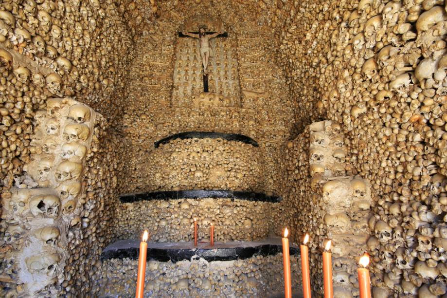 As paredes, colunas e altar da Capela dos Ossos foi erguida com os restos mortais de 5 mil monges As paredes, colunas e altar da Capela dos Ossos foi erguida com os restos mortais de 5 mil monges