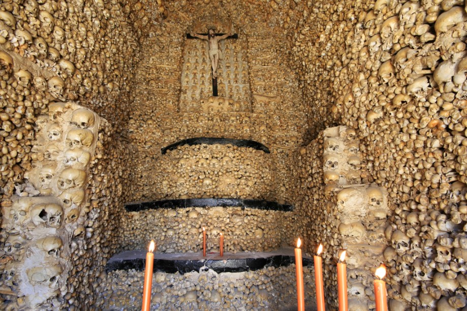 As paredes, colunas e altar da Capela dos Ossos foi erguida com os restos mortais de 5 mil monges