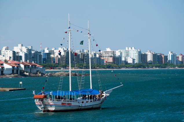 Os passeios de escuna fazem três percursos, até a Praia de Setiba, com destino a Três Ilhas e pelas praias do centro Os passeios de escuna fazem três percursos, até a Praia de Setiba, com destino a Três Ilhas e pelas praias do centro