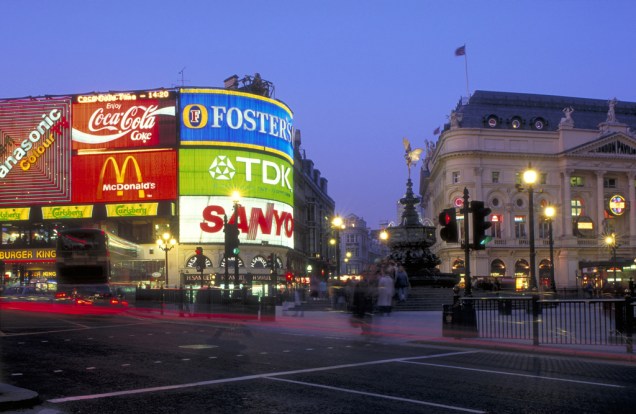 A Praça Piccadilly Circus e a fonte de Eros A Praça Piccadilly Circus e a fonte de Eros
