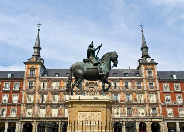A estátua de Filipe III está no centro da Plaza Mayor, que ao longo da história da Espanha foi palco de touradas, execuções e autos-da-fé A estátua de Filipe III está no centro da Plaza Mayor, que ao longo da história da Espanha foi palco de touradas, execuções e autos-da-fé