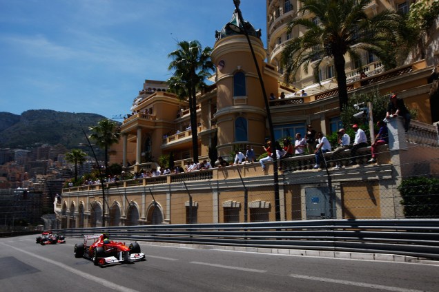 Em sua sétima temporada pela tradicional Scuderia Ferrari, o brasileiro Felipe Massa sobe as ruas do charmoso circuito de rua em Mônaco, seguido pelo piloto inglês, Lewis Hamilton, da McLaren