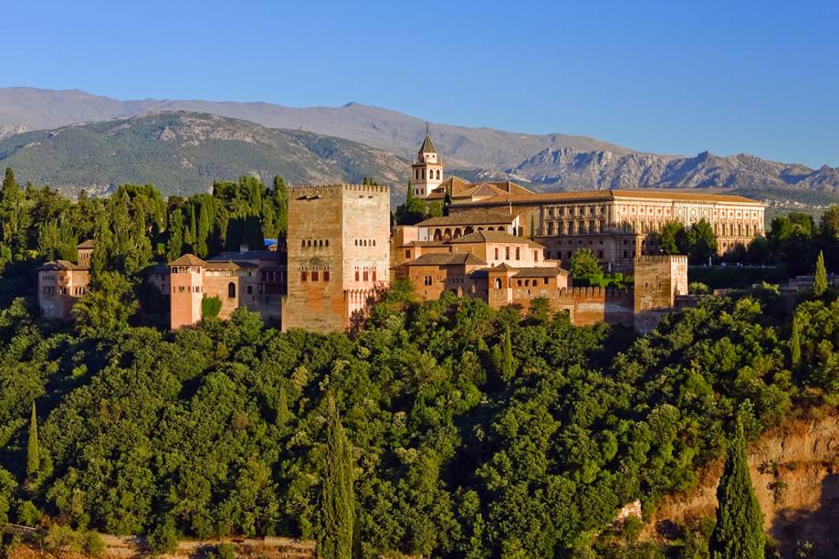 O Alhambra, um complexo de fortalezas, palácios e jardins emoldurados por belas muralhas avermelhadas, foi o centro do poder muçulmano durante séculos