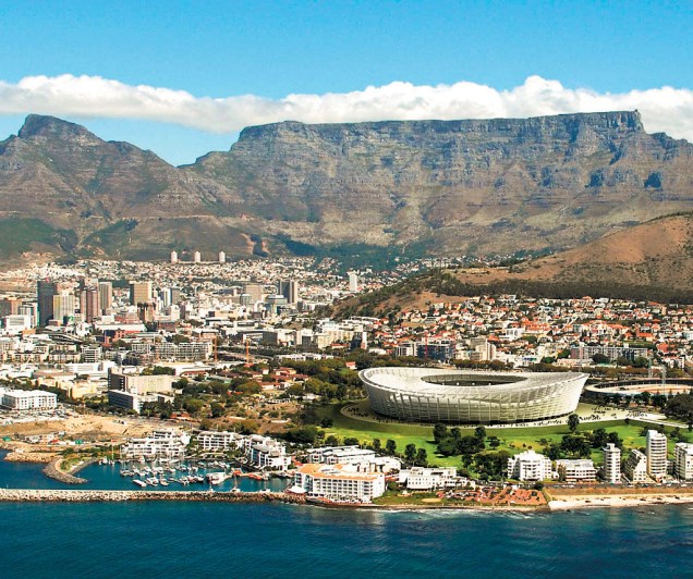 O estádio Green Point se localiza estrategicamente entre o mar e a <a href="https://viajeaqui.abril.com.br/estabelecimentos/africa-do-sul-cidade-do-cabo-atracao-table-mountain" rel="Table Mountain" target="_blank">Table Mountain</a>