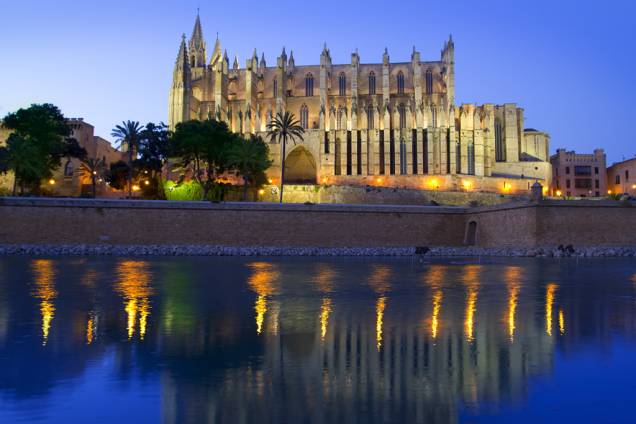 A enorme Catedral Gótica, na capital de Maiorca, Palma, foi reformada por Gaudí A enorme Catedral Gótica, na capital de Maiorca, Palma, foi reformada por Gaudí