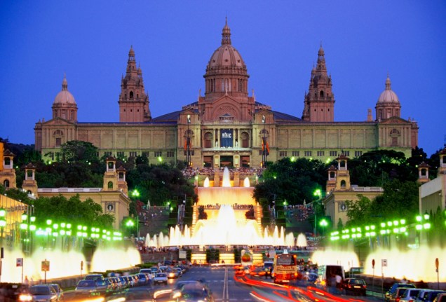 A Fonte Mágica, em frente ao Palácio de Montjuïc, proporciona um espetáculo de luzes e sons para os turistas que visitam o local à noite