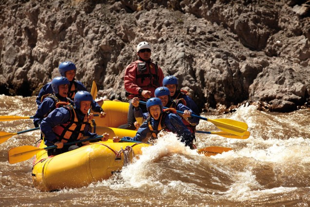 As corredeiras revoltas do Rio Mendoza, originadas do degelo dos Andes, são ideais para o rafting