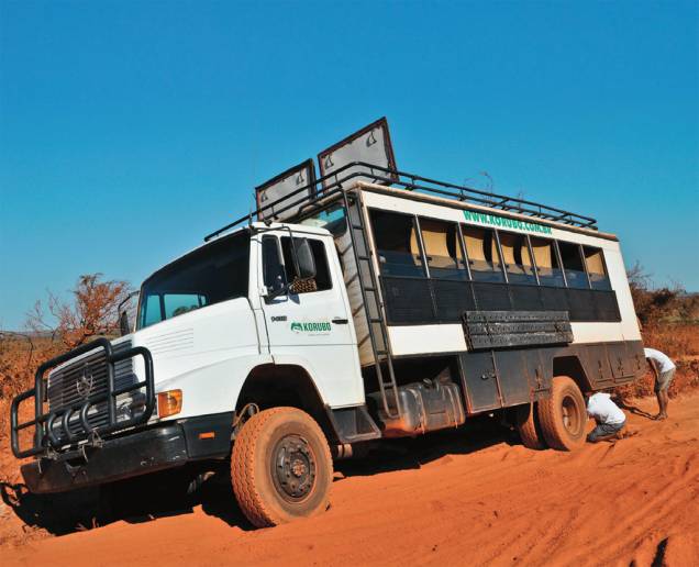 O caminhão da <a href="http://korubo.com.br/" target="_blank" rel="noopener"><strong>Korubo</strong></a>, empresa que mantém um acampamento no Jalapão
