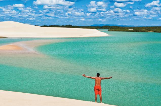 Dunas no estuário da linda e despovoada barra dos Remédios, em Camocim Dunas no estuário da linda e despovoada barra dos Remédios, em Camocim