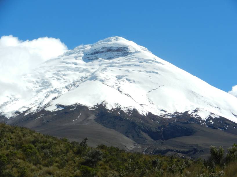 <a href="http://viajeaqui.abril.com.br/paises/equador" target="_blank" rel="noopener"><strong>Cotopaxi, Equador </strong></a> Seu cone perfeitamente simétrico atrai escaladores do mundo todo. Sua subida não é altamente técnica, mas é preciso fazer um curso de viagem por glaciers usando grampões, picaretas de gelo e cordas antes de atacar o topo. Tropas de cavalos selvagens vivem pelos campos aos pés do vulcão e o belo lago Limpiopungo fazem a visita valer a pena mesmo se não for subir até o alto da montanha.