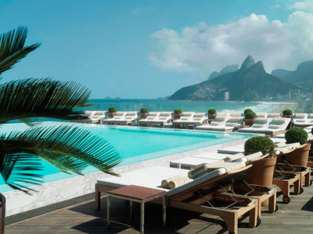 O nome Fasano virou sinônimo de sofisticação graças aos restaurantes e hotéis que levam seu nome em cidades como Rio de Janeiro e <a href="https://viajeaqui.abril.com.br/cidades/br-sp-sao-paulo" target="_self">São Paulo</a>. Na Cidade Maravilhosa, ele tem uma localização privilegiada em Copacabana. Do alto de sua piscina, dá pra ver o cenário incrível da praia <em><a href="https://www.booking.com/hotel/br/fasano-rio-de-janeiro.pt-br.html?aid=332455&label=viagemabril-as-piscinas-mais-incriveis-do-mundo" target="_blank">Veja os preços do Hotel Fasano no Booking.com</a></em>