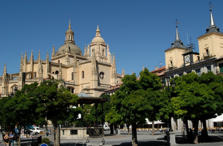 Plaza Mayor de Segóvia ao lado da Catedral do século 16