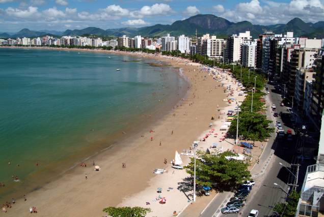 A Praia do Morro é a mais popular de Guarapari, vive com os quiosques lotados, ao som de funk e axé
