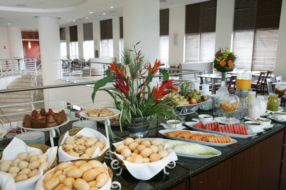 Buffet do restaurante do Hotel Bourbon Joinville Business