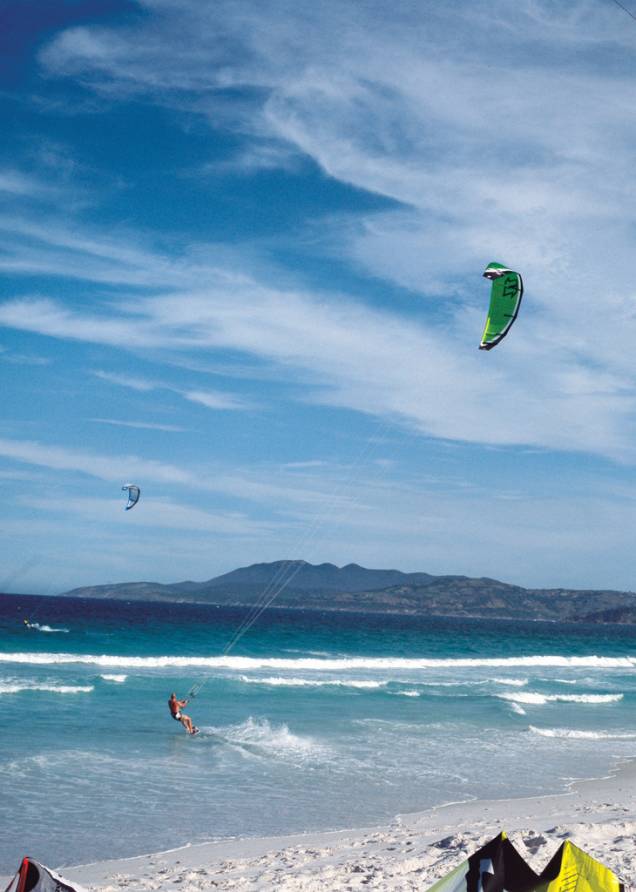 A Praia do Foguete tem ventos fortes para o kitesurfe e ondas perfeitas para os surfistas