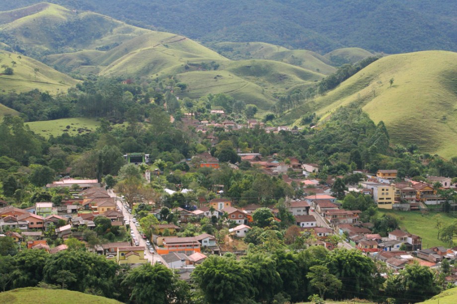 <strong><a href="/cidades/br-sp-sao-francisco-xavier" target="_blank">São Francisco Xavier</a> (3 dias): </strong>o pacato distrito rural de uma década atrás tem se tornado um refúgio serrano cada vez mais agradável – e descolado – nos fins de semana. Apoiado pela bela natureza ao redor, São Xico ganhou bons ateliês de arte, restaurantes e pousadas.