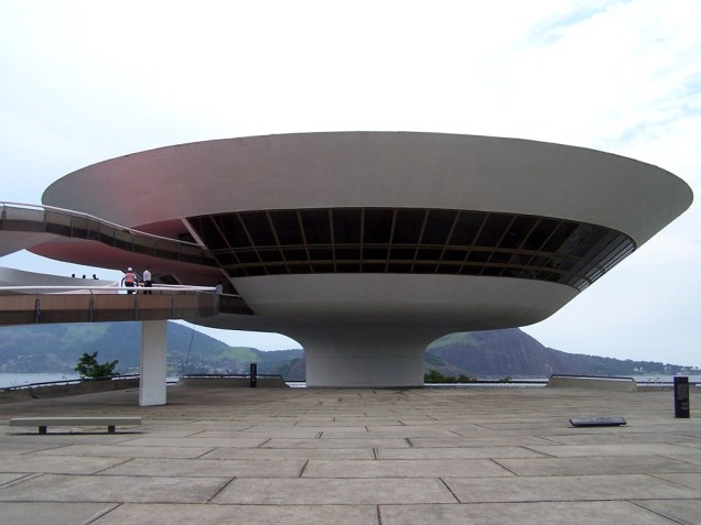 <strong>22. <a href="https://viajeaqui.abril.com.br/estabelecimentos/br-rj-niteroi-atracao-museu-de-arte-contemporanea" rel="Museu de Arte Contemporânea" target="_self">Museu de Arte Contemporânea</a>, <a href="https://viajeaqui.abril.com.br/cidades/br-rj-niteroi" rel="Niterói" target="_self">Niterói</a>, <a href="https://viajeaqui.abril.com.br/estados/br-rio-de-janeiro" rel="Rio de Janeiro" target="_self">Rio de Janeiro</a></strong> O prédio, projetado por Oscar Niemeyer, é um destaque por si só. O museu reúne um acervo pequeno, mas significativo, com obras de artistas como Jorge Guinle, Lygia Clark, Amílcar de Castro e Iberê Camargo <strong>22. <a href="https://viajeaqui.abril.com.br/estabelecimentos/br-rj-niteroi-atracao-museu-de-arte-contemporanea" rel="Museu de Arte Contemporânea" target="_self">Museu de Arte Contemporânea</a>, <a href="https://viajeaqui.abril.com.br/cidades/br-rj-niteroi" rel="Niterói" target="_self">Niterói</a>, <a href="https://viajeaqui.abril.com.br/estados/br-rio-de-janeiro" rel="Rio de Janeiro" target="_self">Rio de Janeiro</a></strong> O prédio, projetado por Oscar Niemeyer, é um destaque por si só. O museu reúne um acervo pequeno, mas significativo, com obras de artistas como Jorge Guinle, Lygia Clark, Amílcar de Castro e Iberê Camargo