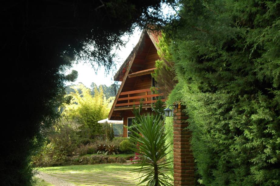 Os chalés da Pousada Solar dAraucária são confortáveis, bem-decorados e têm bela vista para o bosque, as montanhas ou a cachoeira da propriedade