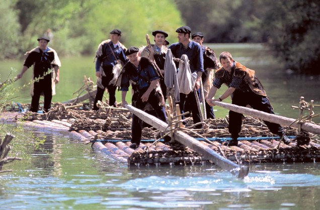 Homens praticam o Almadia (rafting com jangada) em rio na província de Navarra