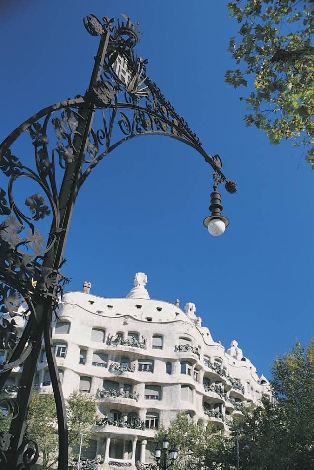 Cheia de curvas, a Casa Milá foi alvo de polêmica quando foi construída por Gaudí no século 19