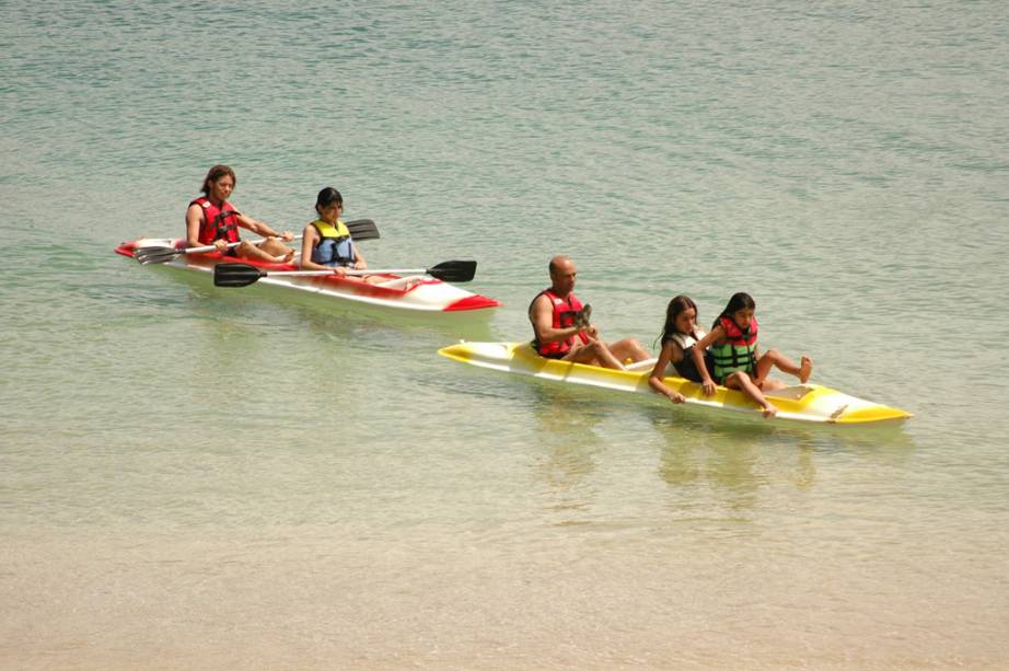 É possível fazer passeios de canoa na Praia da Sepultura, ideal também para mergulho e snorkeling