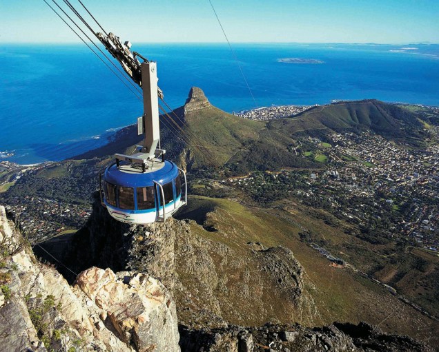 O bondinho leva até o alto da Table Mountain. Durante a subida, ele dá um giro de 360 graus, oferecendo uma vista panorâmica da cidade