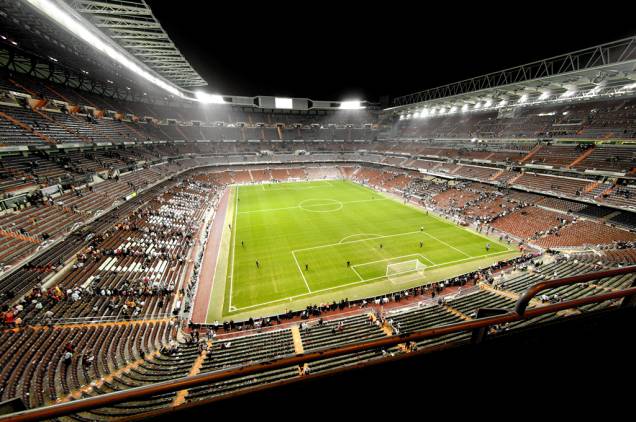 A visita ao Estádio Santiago Bernabéu, do Real Madri, inclui vestiários, sala de imprensa, arquibancadas, salas de convidados e bancos de reservas A visita ao Estádio Santiago Bernabéu, do Real Madri, inclui vestiários, sala de imprensa, arquibancadas, salas de convidados e bancos de reservas