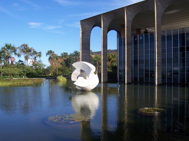 <a href="https://viajeaqui.abril.com.br/estabelecimentos/br-df-brasilia-atracao-palacio-itamaraty-dos-arcos-1971" rel="7. Palácio Itamaraty "><strong>7. Palácio Itamaraty  </strong></a>Também chamado de Palácio dos Arcos, é a sede do Ministério das Relações Exteriores e foi projetado por Niemeyer. Os arcos característicos de sua fachada combinados com os efeitos de reflexão do espelho d’água logo na parte da frente fazem parecer que o edifício flutua.As visitas guiadas do Itamaraty são umas das melhores de Brasília, não perca! Elas devem ser agendadas por telefone: (61) 3411-8051