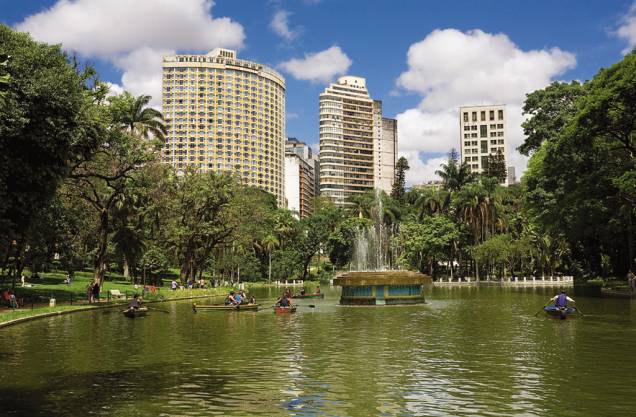 Um dos maiores da cidade, o Parque Municipal tem orquidário, jardins e lago. O Palácio das Artes, importante centro de arte e cultura, também fica aqui