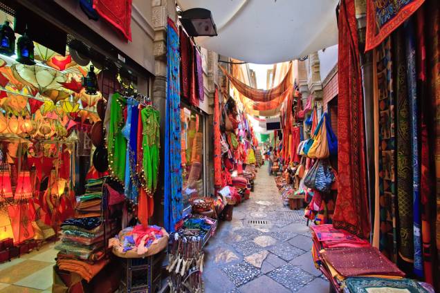 A influência que os árabes exerceram sobre Granada pode ser sentida nas ruas da cidade até hoje, principalmente em sua lojas enfeitadas com narguilês, tapetes, lenços e bules de chá