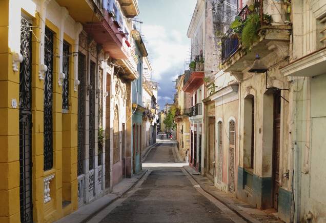 Caminhar pelas ruas e vielas é o melhor jeito de conhecer Havana e suas antigas construções