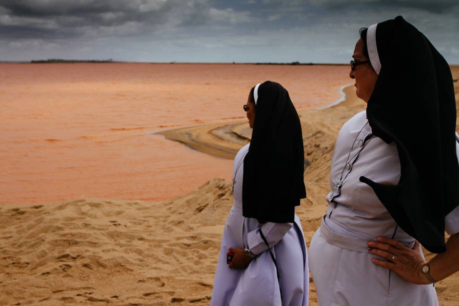 As mãos da ceramista Mieko Ukeseshi