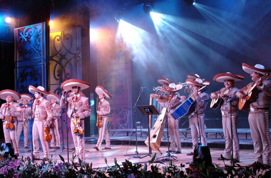 O <strong>mariachi </strong>é uma música tradicional da cultura do <strong>México </strong>que preserva valores, história e diferentes dialetos indígenas. Os grupos, com quatro ou mais músicos vestidos com trajes de “charro”, tocam trompetes, violinos, “vihuelas” e “guitarrones” em festas O <strong>mariachi </strong>é uma música tradicional da cultura do <strong>México </strong>que preserva valores, história e diferentes dialetos indígenas. Os grupos, com quatro ou mais músicos vestidos com trajes de “charro”, tocam trompetes, violinos, “vihuelas” e “guitarrones” em festas