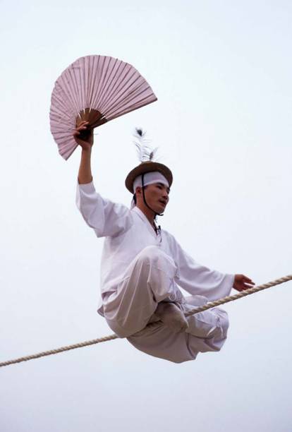 Com origem na <strong>Coreia do Sul</strong>, o <strong>jultagi </strong>é a tradição de andar em cima de uma corda, fazendo proezas acrobáticas, contando piadas, fazendo imitações e até cantando, ao som de uma orquestra