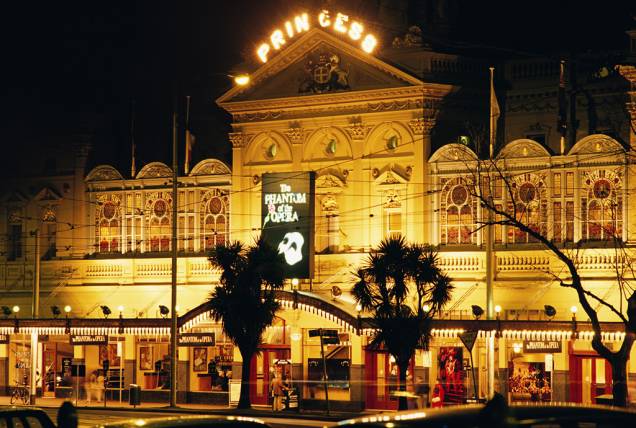 Prédio de 1854, o Princess Theatre passou por uma reforma completa no final dos anos 1980. Reaberto em 1989, o teatro passou a receber grandes musicais, como <em>Os Miseráveis</em>, <em>Cats </em>e o <em>Fantasma da Ópera</em>