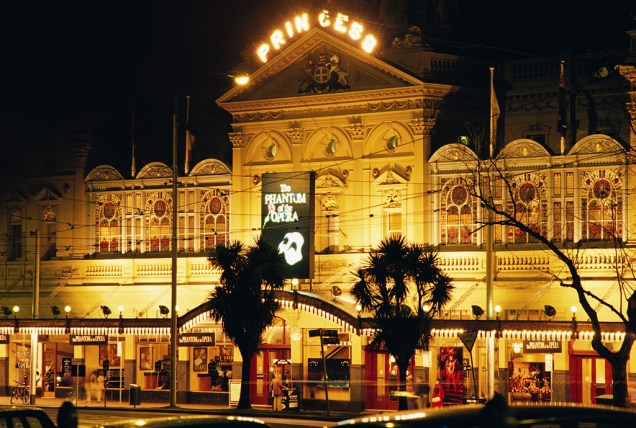 <strong><a href="https://marrinergroup.com.au/venues/princess-theatre" target="_blank" rel="noopener">Princess Theatre</a>, <a href="https://viajeaqui.abril.com.br/cidades/australia-melbourne" target="_blank" rel="noopener">Melbourne</a>, <a href="https://viajeaqui.abril.com.br/paises/australia" target="_blank" rel="noopener">Austrália</a></strong> Erguido em 1854, esse belo teatro guarda uma história curiosa a respeito de um certo "fantasminha camarada", que atende pelo nome de Federici. Morto em 1888 por um ataque cardíaco, depois de se apresentar na ópera <em>Fausto</em>, o artista teria uma cadeira vazia dedicada à sua presença até os dias de hoje como um sinal de boa sorte. Musicais renomados como <em>Cats</em> e <em>O Fantasma da Ópera</em> ganharam o palco do teatro, que também abriga apresentações de dança