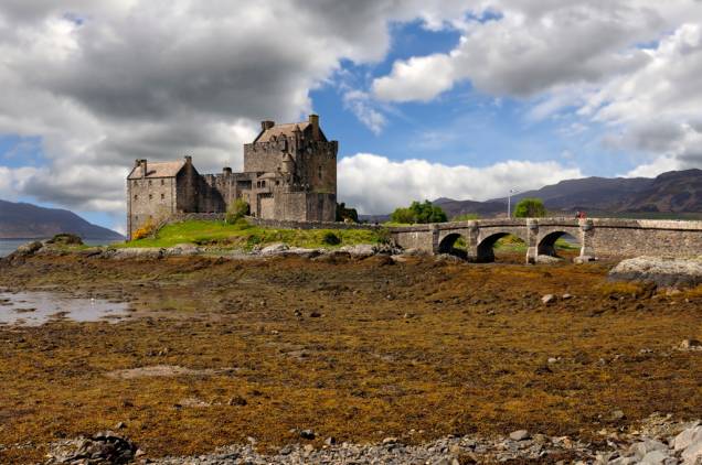 Um dos mais poderosos símbolos da <a href="http://viajeaqui.abril.com.br/paises/escocia" rel="Escócia" target="_blank">Escócia</a>, o sinistro castelo de Eilean Donan, numa ilhota do Loch Duich, teve suas primeiras fortificações erguidas no século 13, como forma de defender a região dos vikings